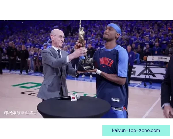 甜瓜坦言球员心中最佳球员 亚历山大当之无愧成为MVP 甜瓜坦言球员心中最佳球员 亚历山大当之无愧成为MVP