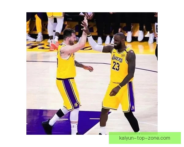 詹皇独占历史多项第一湖人球员打高尔夫合影老詹C位东契奇站边